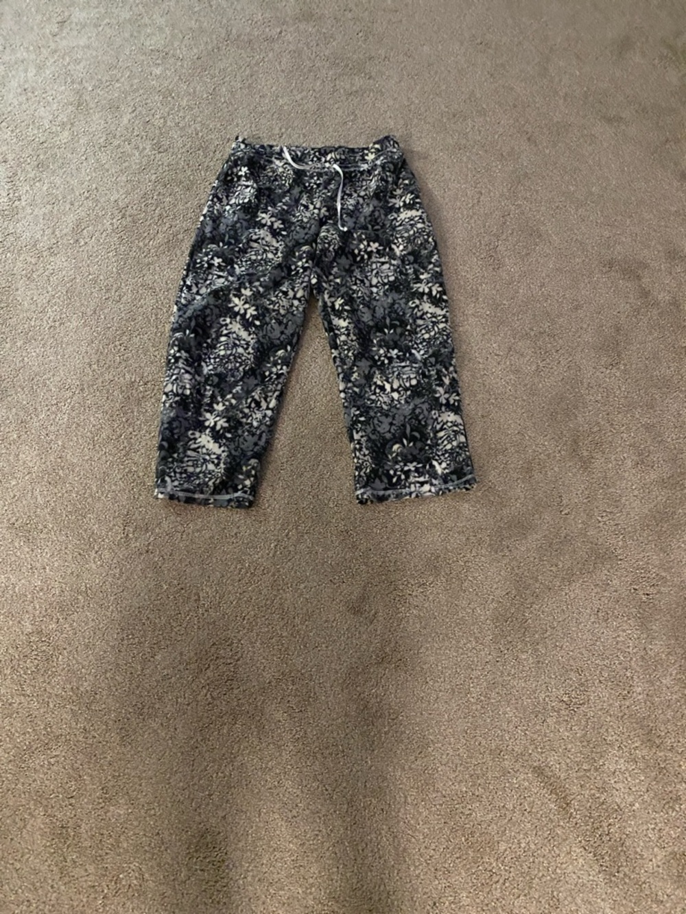 Liz Claiborne Black & White Floral Track Capris